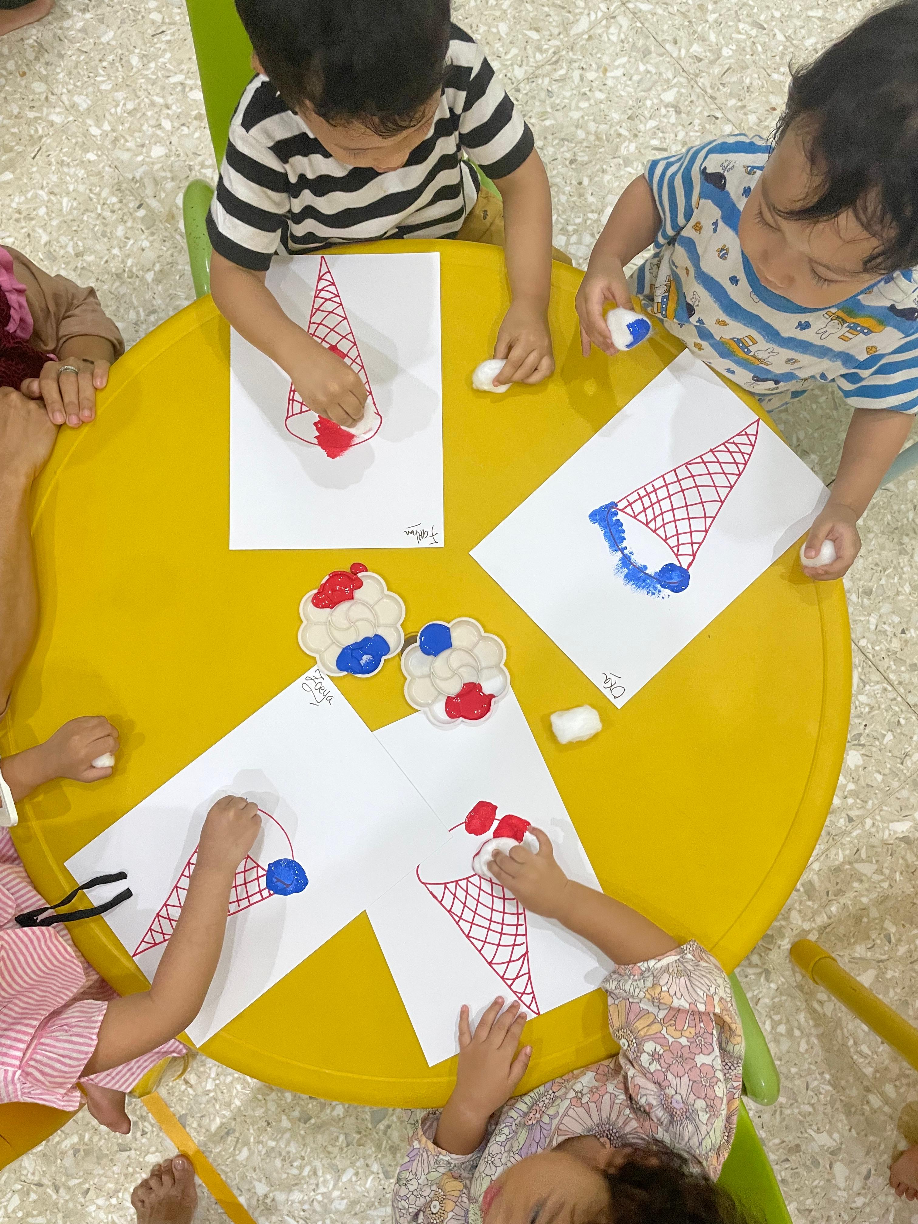 Anak-anak melakukan aktivitas seni di Sa'adiyah Daycare
